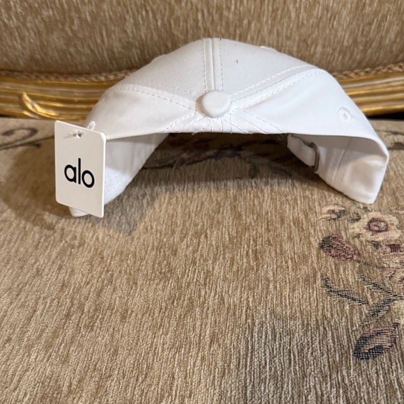 ALO Yoga Kids Classic White Hat - Picture 8 of 9